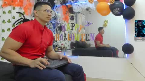 Snapshot of choreythaiylor chatting on 10.12.25 Chorey Thaylor online show from 10.12.25