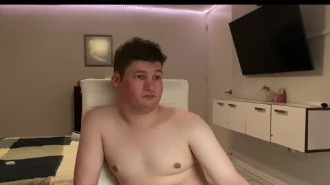 Snapshot of chris___evanss chatting on 11.16.25 Chris Evens online show from 11.16.25