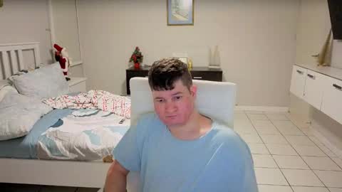 Snapshot of chris___evanss chatting on 12.01.25 Chris Evens online show from 12.01.25