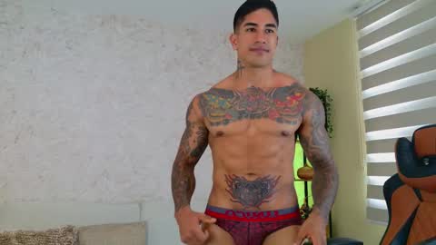 Snapshot of chris_reilly chatting on 02.11.25 chris reilly online show from 02.11.25