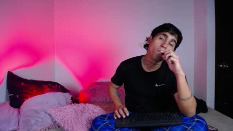 Snapshot of chriss_wg_ chatting on 10.14.25 Christian Wang online show from 10.14.25