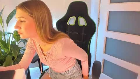 Snapshot of christine_cardo chatting on 09.27.25 Christine Cardo online show from 09.27.25