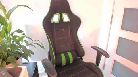 Snapshot of christine_cardo chatting on 10.27.25 Christine Cardo online show from 10.27.25