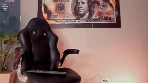 Snapshot of chrizmacgregor chatting on 11.28.25 chrizmacgregor online show from 11.28.25