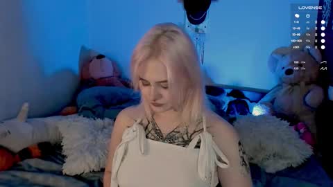 Snapshot of cigaretteduringsex chatting on 10.13.25 Helen and Teya online show from 10.13.25