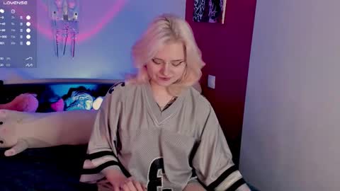 Snapshot of cigaretteduringsex chatting on 10.19.25 Helen and Teya online show from 10.19.25