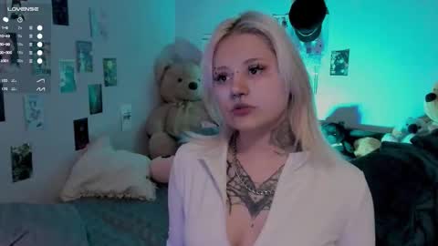 Snapshot of cigaretteduringsex chatting on 10.28.25 Helen and Teya online show from 10.28.25