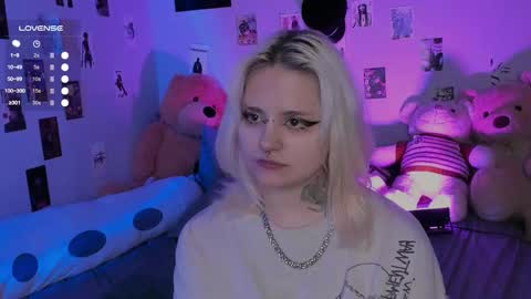 Snapshot of cigaretteduringsex chatting on 11.17.25 Helen and Teya online show from 11.17.25