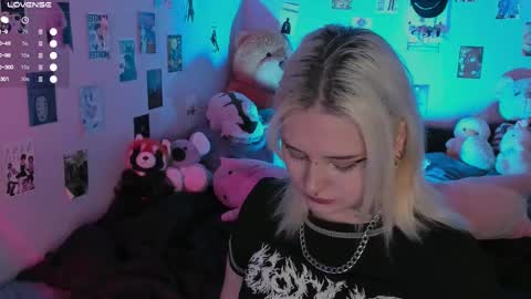 Snapshot of cigaretteduringsex chatting on 11.18.25 Helen and Teya online show from 11.18.25