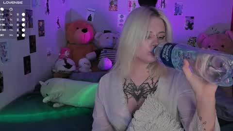 Snapshot of cigaretteduringsex chatting on 11.19.25 Helen and Teya online show from 11.19.25