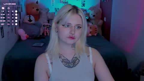 Snapshot of cigaretteduringsex chatting on 11.27.25 Helen and Teya online show from 11.27.25