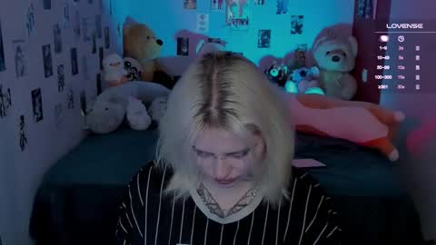 Snapshot of cigaretteduringsex chatting on 11.28.25 Helen and Teya online show from 11.28.25