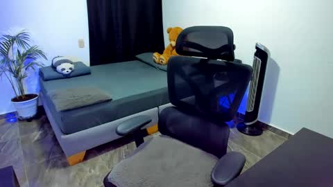 Snapshot of cinamon_kingdom chatting on 09.16.25 Luna and Sebas online show from 09.16.25