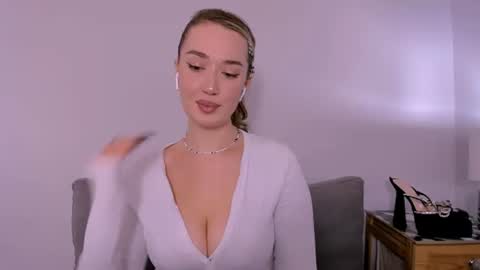 Snapshot of cindyprettywomen chatting on 12.15.25 cindyprettywomen online show from 12.15.25