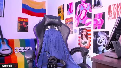 Snapshot of cinnamon_boyxxx chatting on 12.25.24 David Independent Model online show from 12.25.24