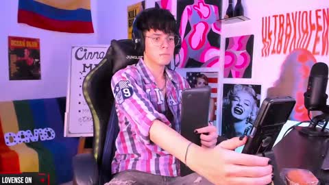 Snapshot of cinnamon_boyxxx chatting on 01.14.25 David Independent Model online show from 01.14.25