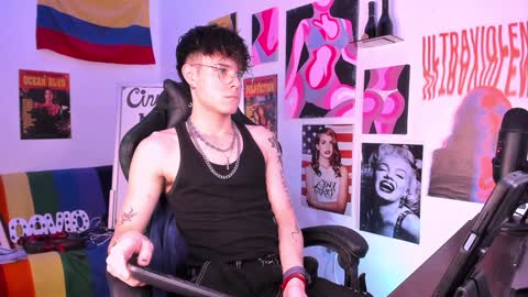 Snapshot of cinnamon_boyxxx chatting on 02.04.25 David Independent Model online show from 02.04.25