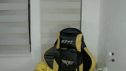 Snapshot of clairewntr_ chatting on 03.08.25 CLAIRE online show from 03.08.25