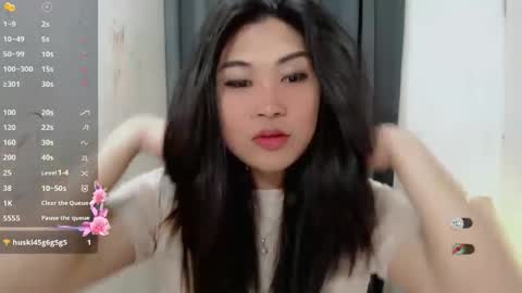 Snapshot of clairewntr_ chatting on 11.09.25 CLAIRE online show from 11.09.25