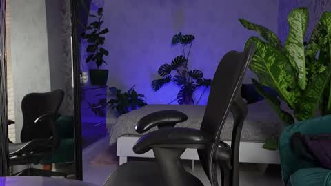 Snapshot of clara_bendover chatting on 12.02.25 Clara online show from 12.02.25