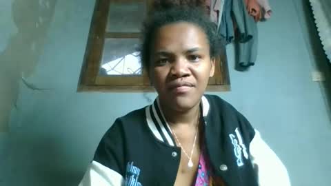 Snapshot of clarisse98 chatting on 10.21.25 clarisse98 online show from 10.21.25