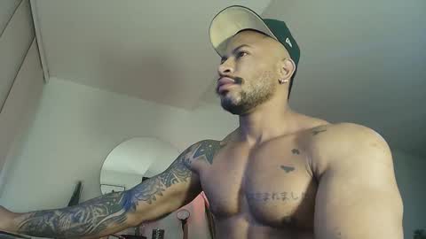 Snapshot of clark_strong chatting on 11.09.25 clark_strong online show from 11.09.25