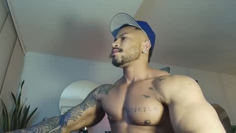 Snapshot of clark_strong chatting on 12.01.25 clark_strong online show from 12.01.25