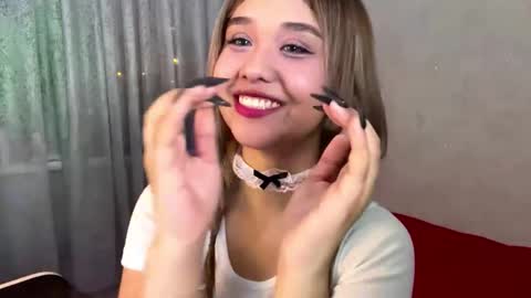 Snapshot of clary_cloud chatting on 11.27.25 Lara online show from 11.27.25