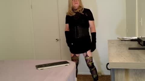 Snapshot of cleverafter8 chatting on 11.21.25 SecretSissyLv online show from 11.21.25