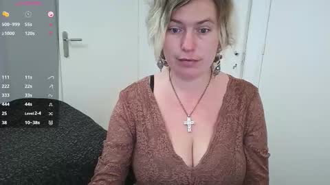 Snapshot of clittytastic chatting on 12.01.25 Syl online show from 12.01.25