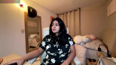 cloe small online show from 12.03.25