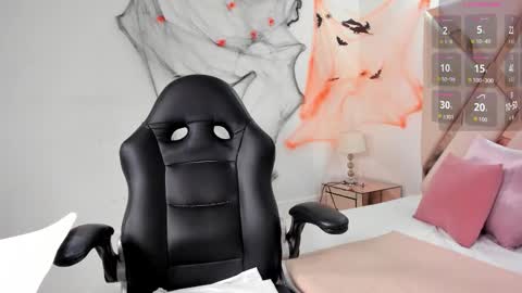 Snapshot of cloemorwen chatting on 10.31.25 Cloe online show from 10.31.25