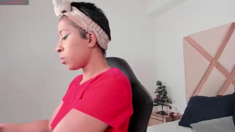 Snapshot of cloemorwen chatting on 12.18.25 Cloe online show from 12.18.25