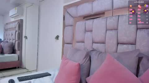 Snapshot of cloemorwen chatting on 12.18.25 Cloe online show from 12.18.25