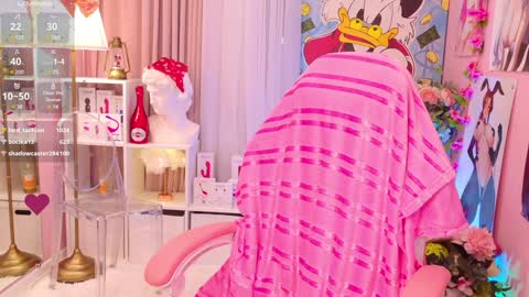 Snapshot of coconut_mia chatting on 12.19.24 Mia online show from 12.19.24