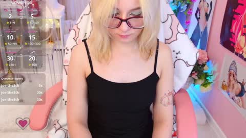 Snapshot of coconut_mia chatting on 12.21.24 Mia online show from 12.21.24