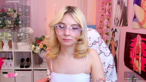 Snapshot of coconut_mia chatting on 01.16.25 Mia online show from 01.16.25