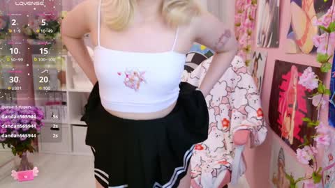 Snapshot of coconut_mia chatting on 02.05.25 Mia online show from 02.05.25