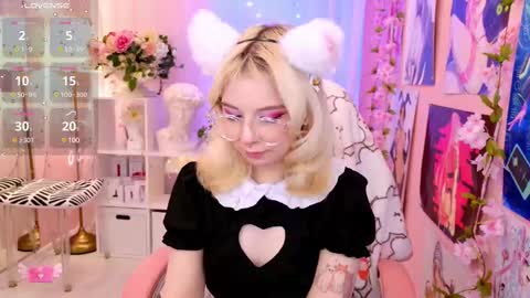 Snapshot of coconut_mia chatting on 03.09.25 Mia online show from 03.09.25