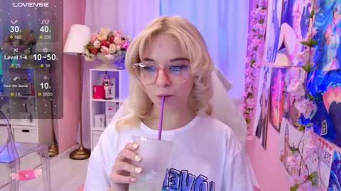 Snapshot of coconut_mia chatting on 09.09.25 Mia online show from 09.09.25