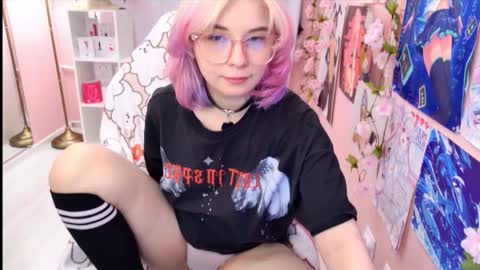 Snapshot of coconut_mia chatting on 10.07.25 Mia online show from 10.07.25