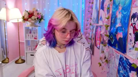 Snapshot of coconut_mia chatting on 11.19.25 Mia online show from 11.19.25