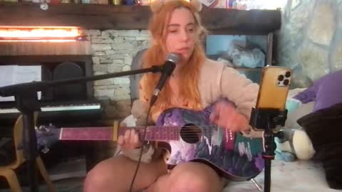 Snapshot of coconutpee chatting on 11.21.25 Pee Whore online show from 11.21.25