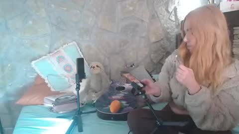 Snapshot of coconutpee chatting on 11.26.25 Pee Whore online show from 11.26.25