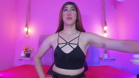 Snapshot of colette_rousseau chatting on 10.22.25 online show from 10.22.25