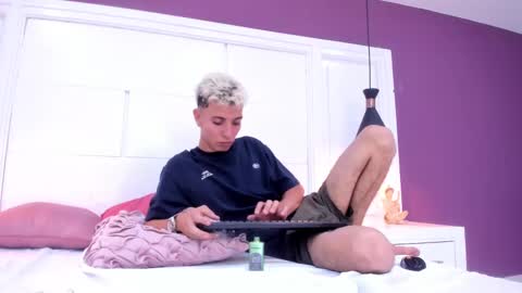 Snapshot of colleman_horny chatting on 01.22.25 COLLEMAN online show from 01.22.25