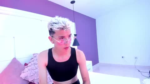 Snapshot of colleman_horny chatting on 01.25.25 COLLEMAN online show from 01.25.25