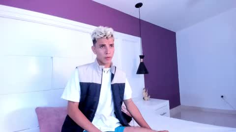 Snapshot of colleman_horny chatting on 01.25.25 COLLEMAN online show from 01.25.25