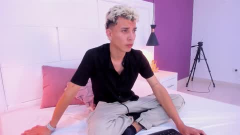 Snapshot of colleman_horny chatting on 01.26.25 COLLEMAN online show from 01.26.25