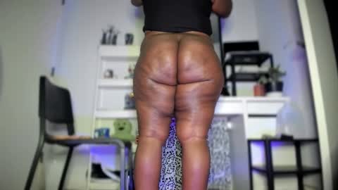 Snapshot of colorfullydark chatting on 09.09.25 Noni online show from 09.09.25